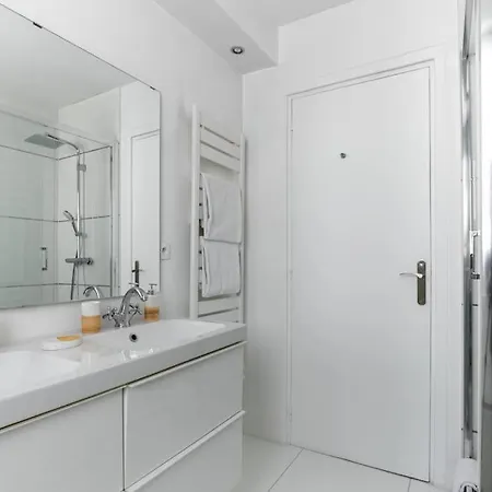 Avenue Montaigne Charming Apartment