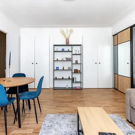 Avenue Montaigne Charming Apartment *